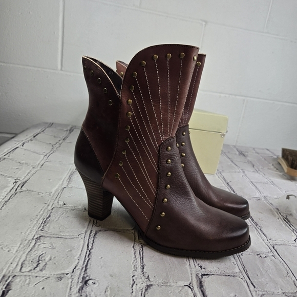 L'artiste  Spring Step Quiddity studded brown leather mid calf heeled boots new - Picture 9 of 9